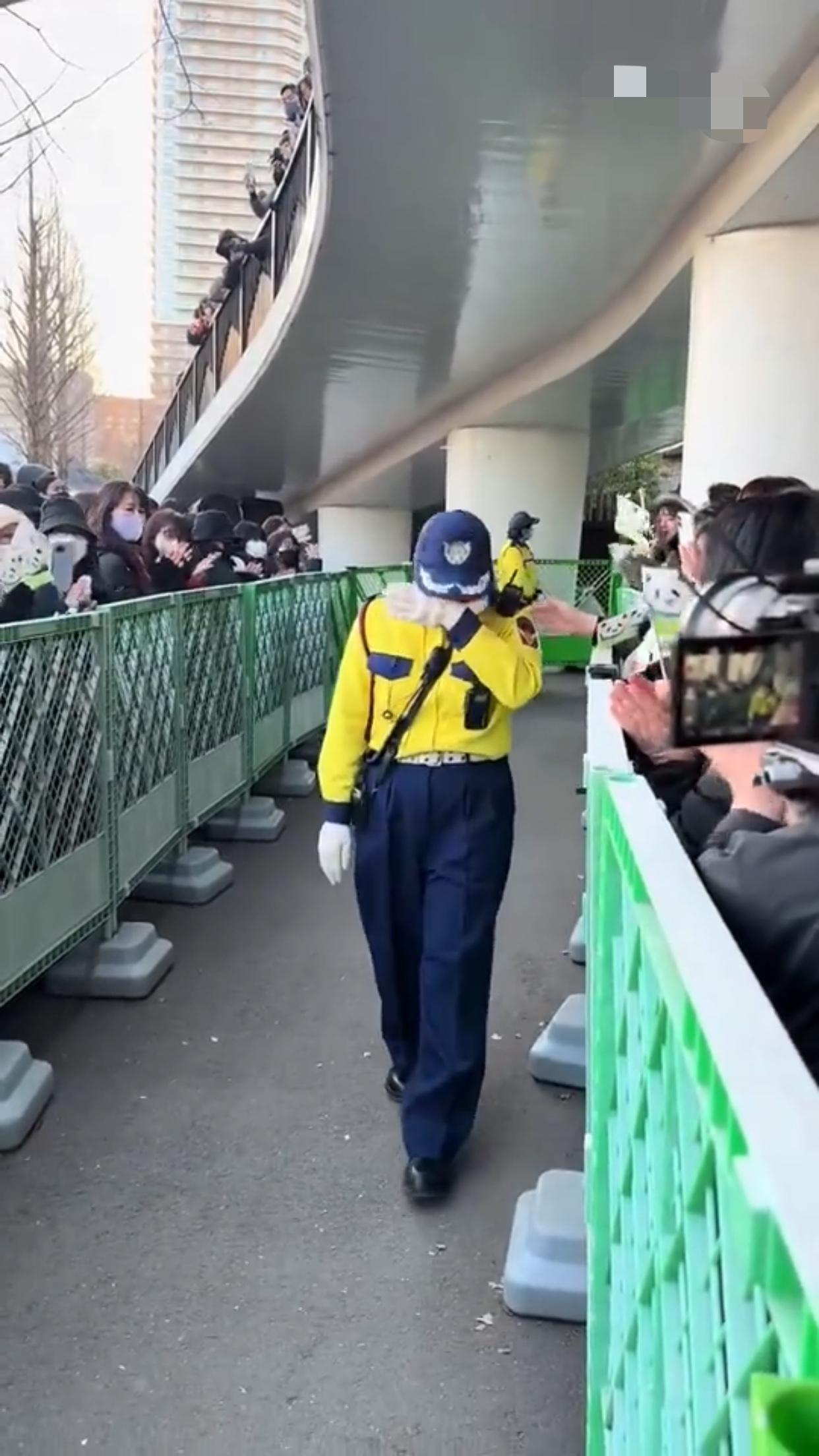 在日本的大熊猫晓晓蕾蕾最后一次展出当天，很多日本人来到现场道别，将动物园围得水泄