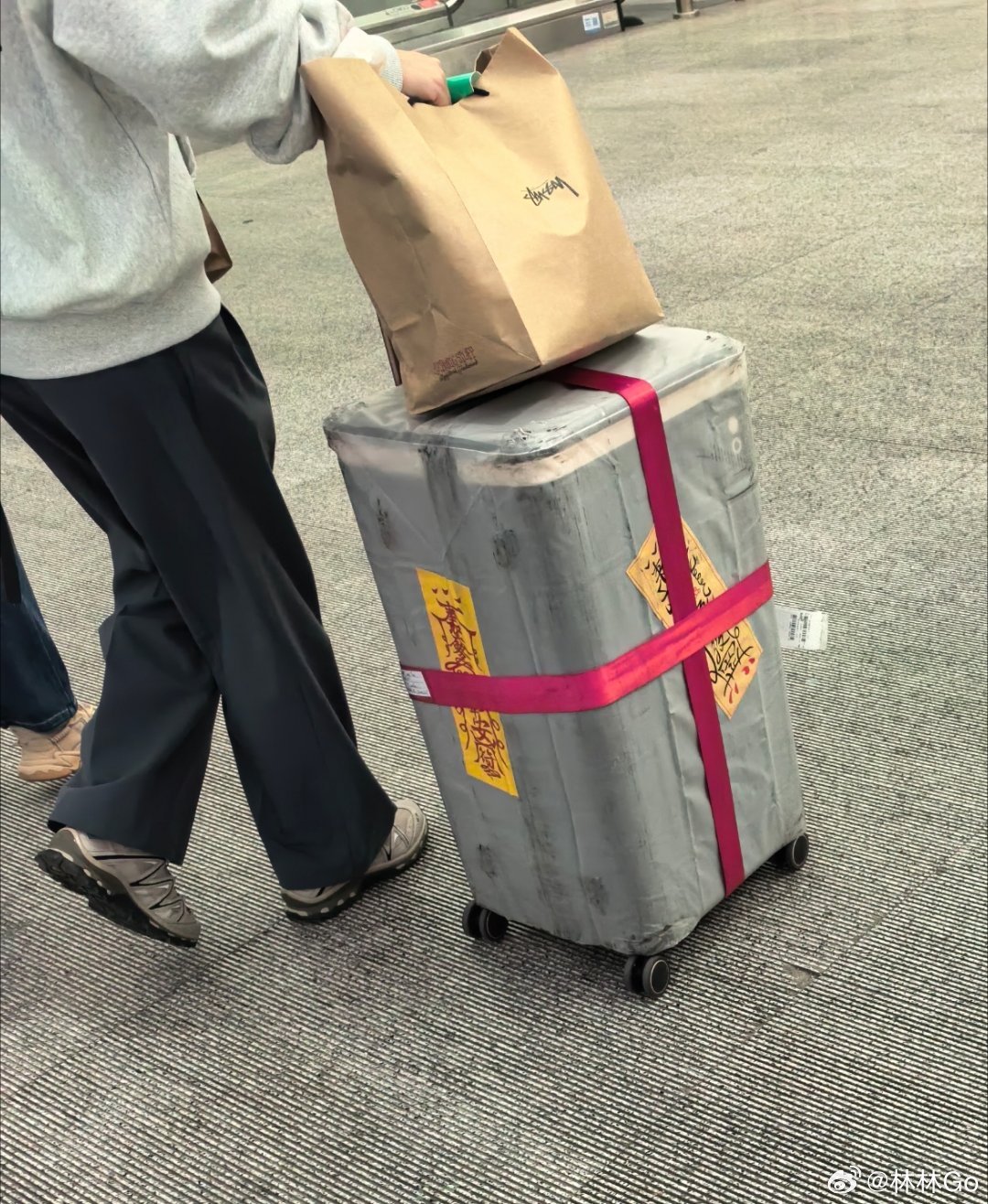 昨天机场，看见这个行李贴，我觉得有必要搞几个。 