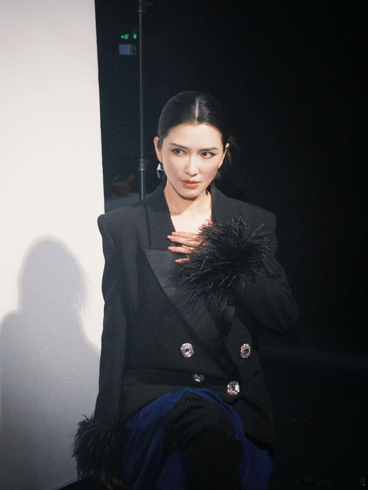 我看李小冉就徐洁儿这样 徐洁儿的全肯定简直是治愈天花板！李小冉唱跳前还在紧张搓手