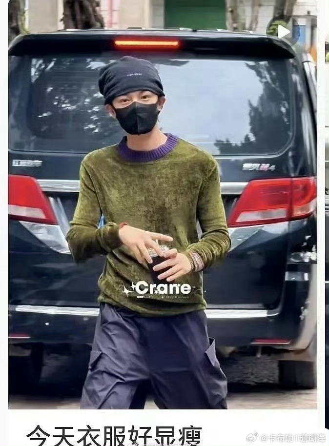 丁禹兮今日上班路透，这身穿搭利落显瘦，状态很不错 