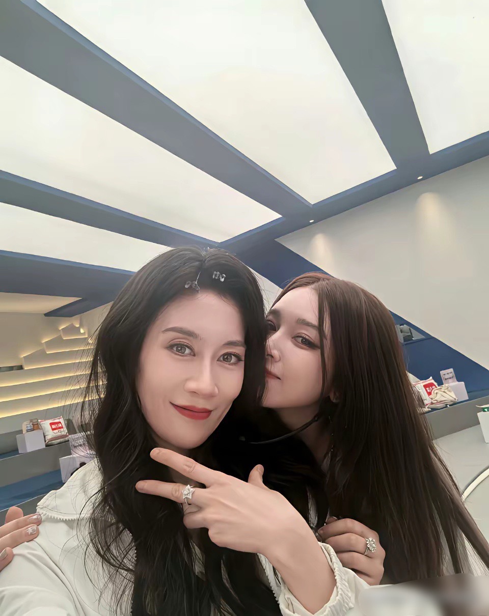 阚清子还是太有钱她是直接给每一个队员做了五星团戒，还是钻石的，2万一个 