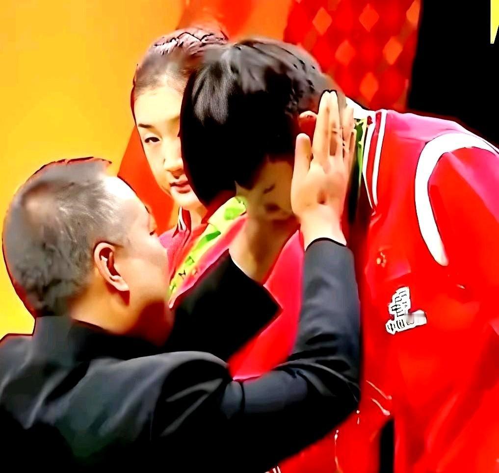 前任教练刘国梁，得有多偏爱莎莎呀，每次颁奖，都要摸莎莎脸蛋鼓励

这种偏爱让队友