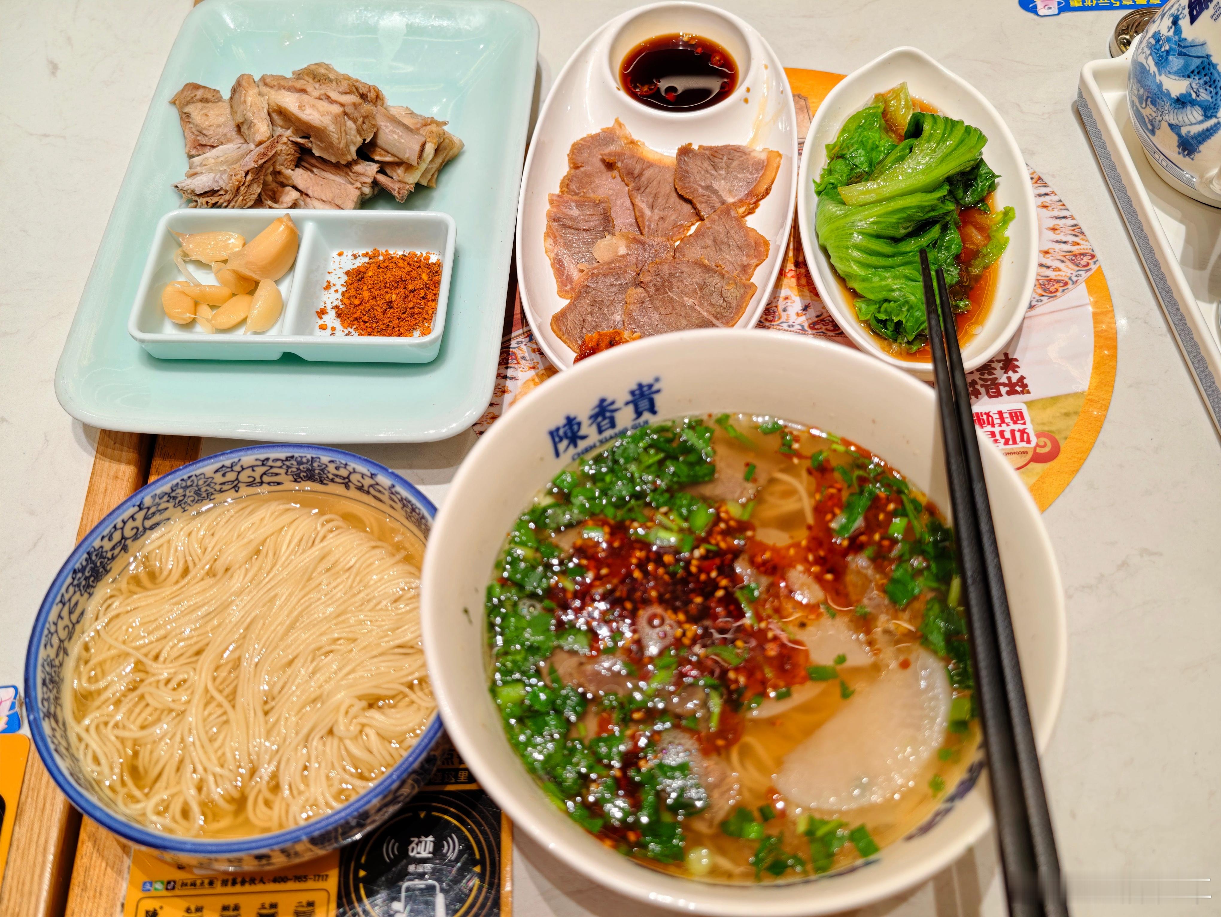 还没睡吧？肚子有点饿凑合吃一桌 