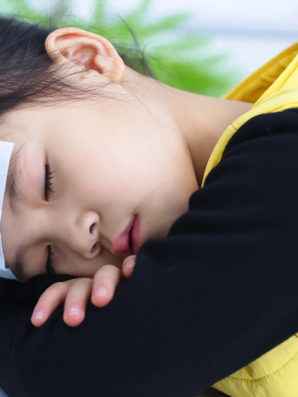 宝宝在桌子上睡着了