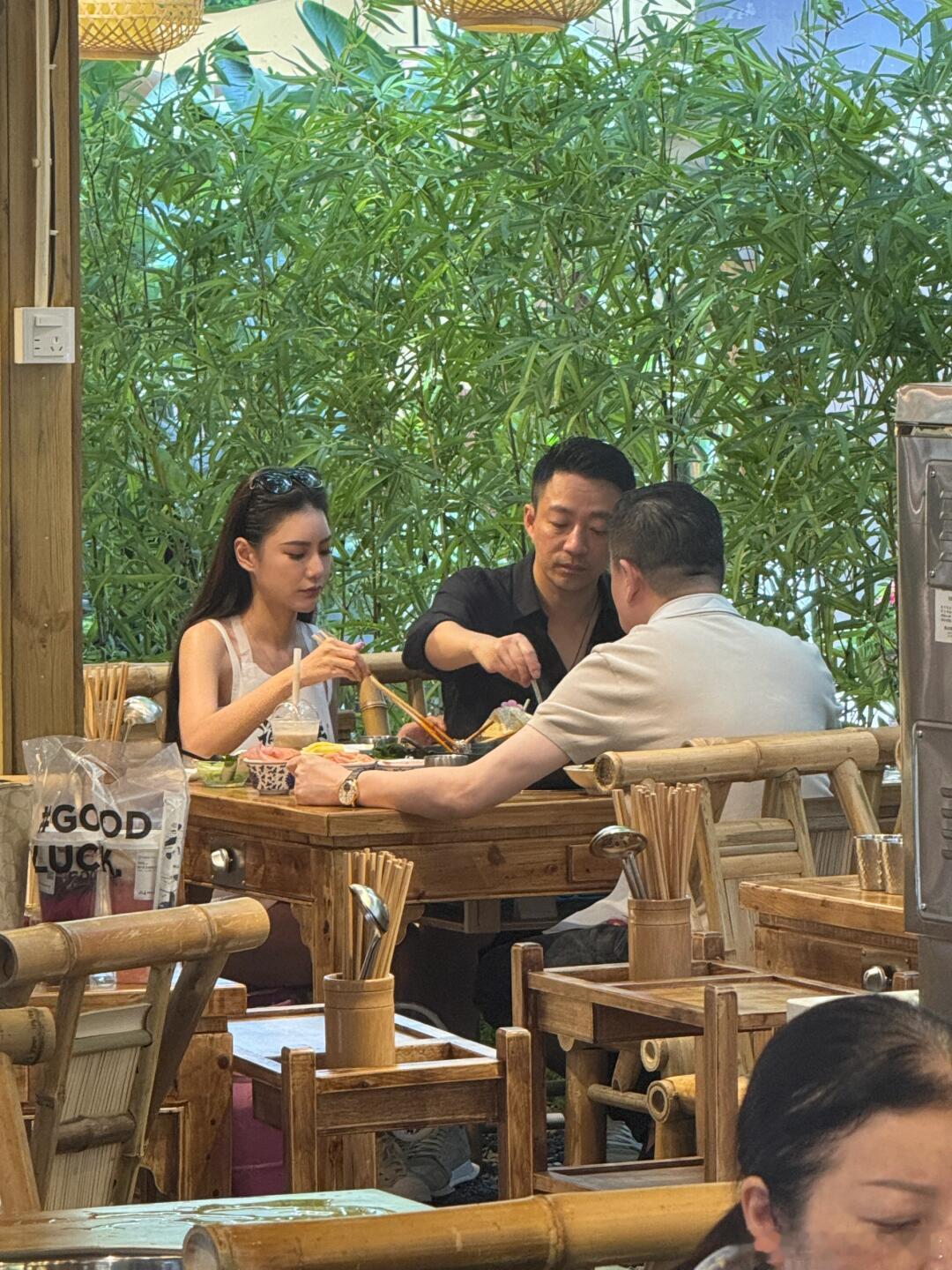 汪小菲带未婚妻吃火锅，边吃饭边抽雪茄太潇洒，网友说他有一种晚清王爷的萎靡感[允悲