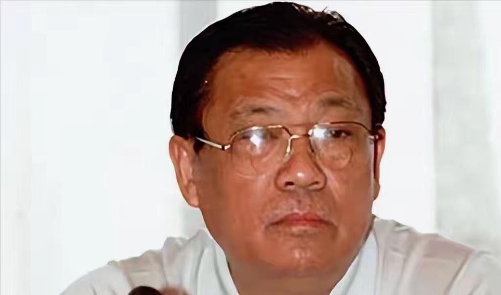 一个靠着省委书记父亲疯狂敛财的中国巨贪之子，出逃26年不仅没被绳之以法，反而在加
