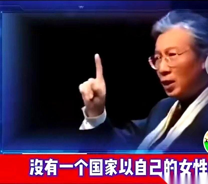 聚光灯亮起，演播厅的冷风打在脸上。她微微侧过头，嘴角抿出一个带着卷舌音的弧度，“