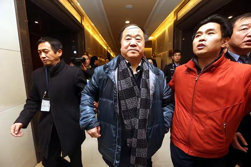 70岁的莫言又解锁新身份！不是躲在书斋里的文学大师，而是走进人大课堂的兼职教授—