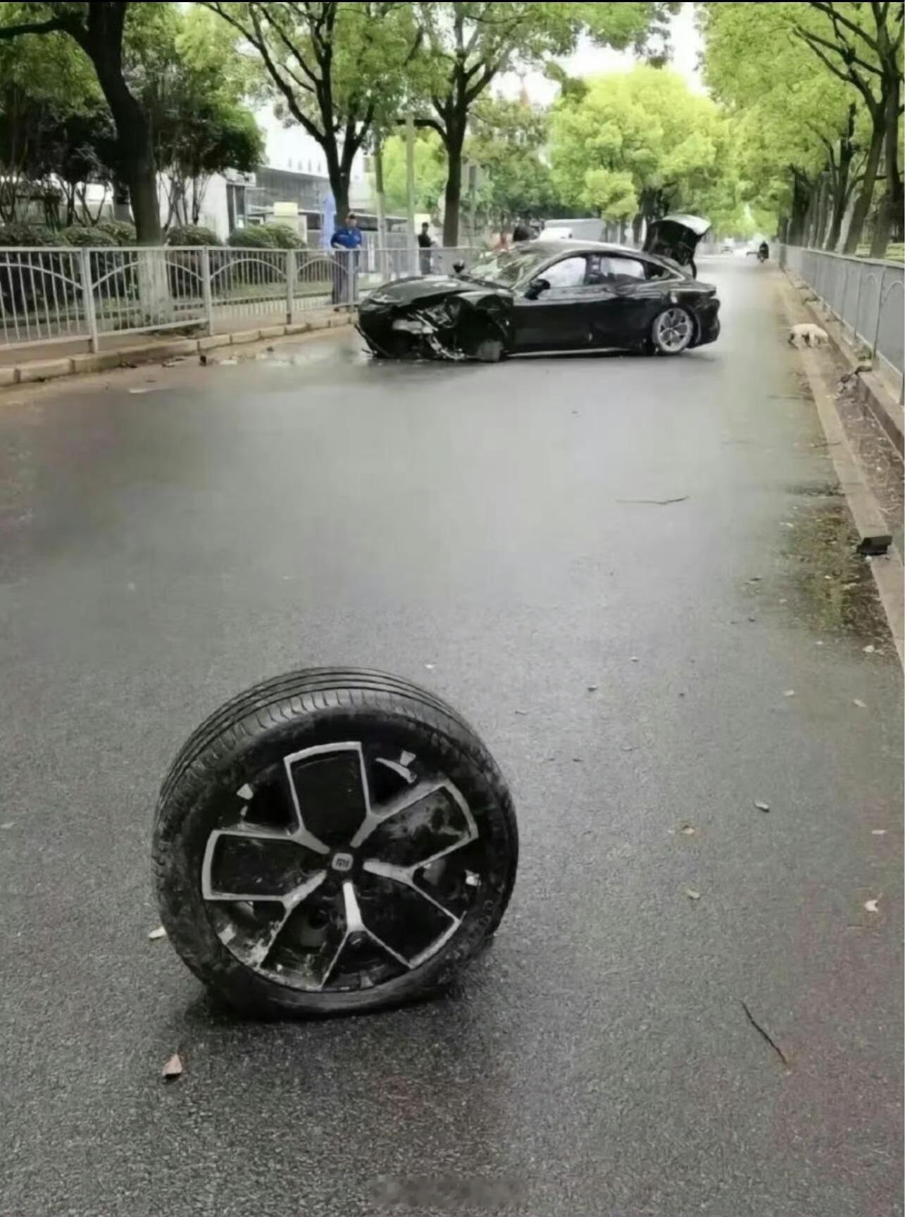 这车祸看着挺惨挺搞笑的[允悲] ​​​