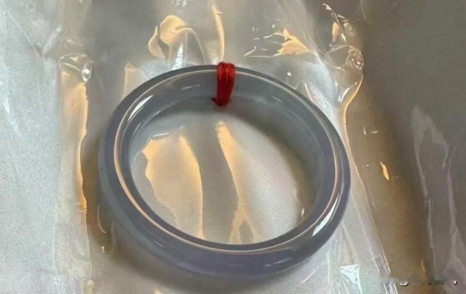 快递7万翡翠手镯“凭空消失”！由于珠宝商寄顺丰未保价，顺丰表示最多只能赔付800