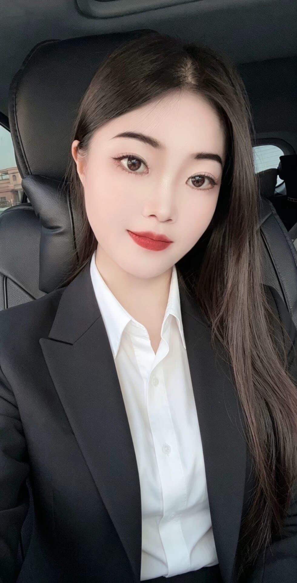 职场萌妹的甜美自拍，黑色西装外套搭配红唇白衬衫，车里的优雅时光。
