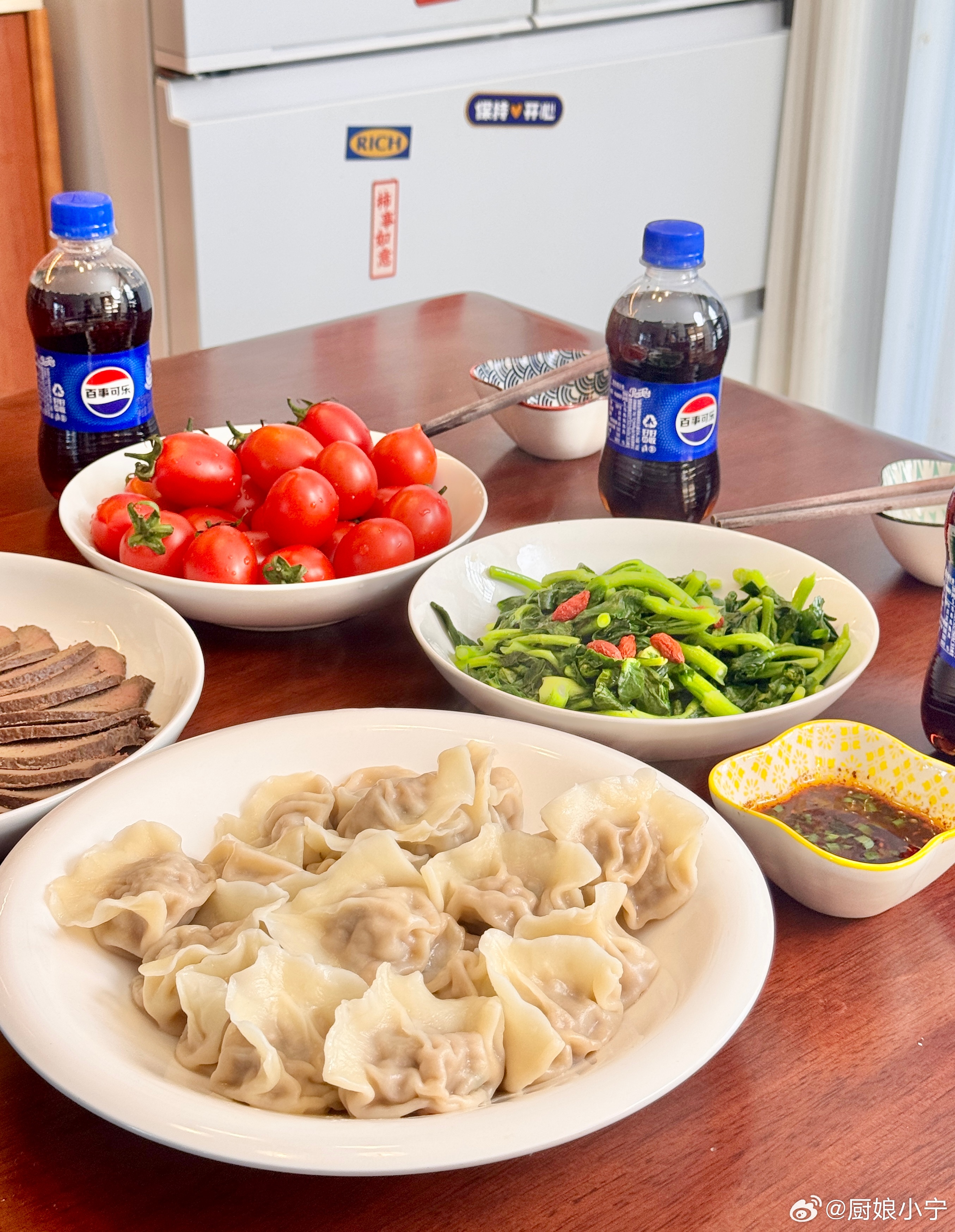 周末家人点名要吃个酸菜馅饺子🥟，一个人剁馅擀皮儿的，怎么也搞不赢。咱这种懒人也