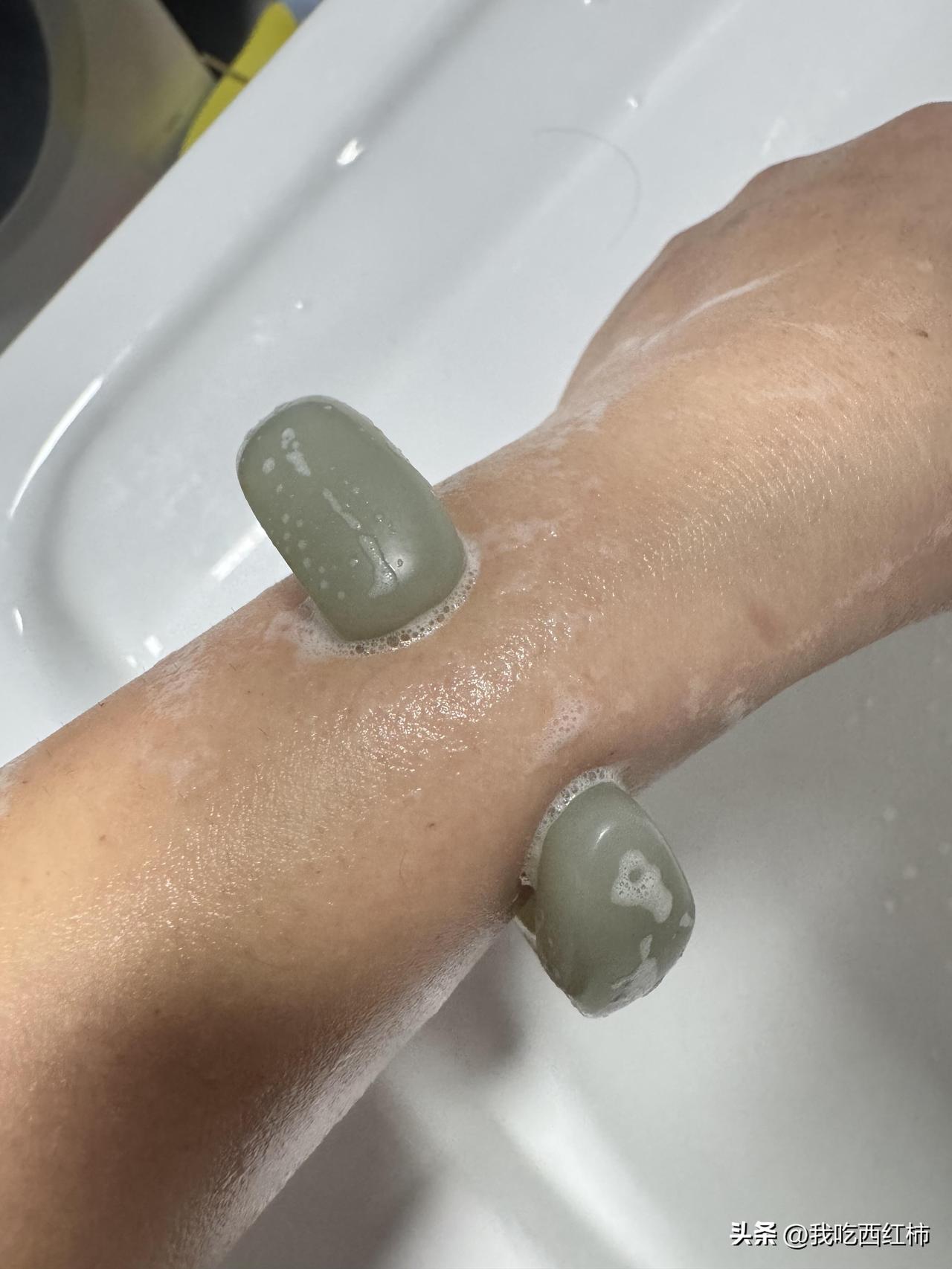 真是后悔戴上它 疼得我老脸都皱巴在一起了
好长时间都没戴了  心血来潮想摸一摸 