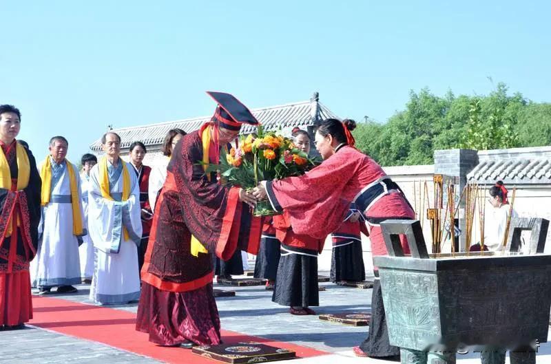 9月27 - 28日的尼山孔子文化节搞“高山仰止，对话孔子”，还和衢州同步祭孔，