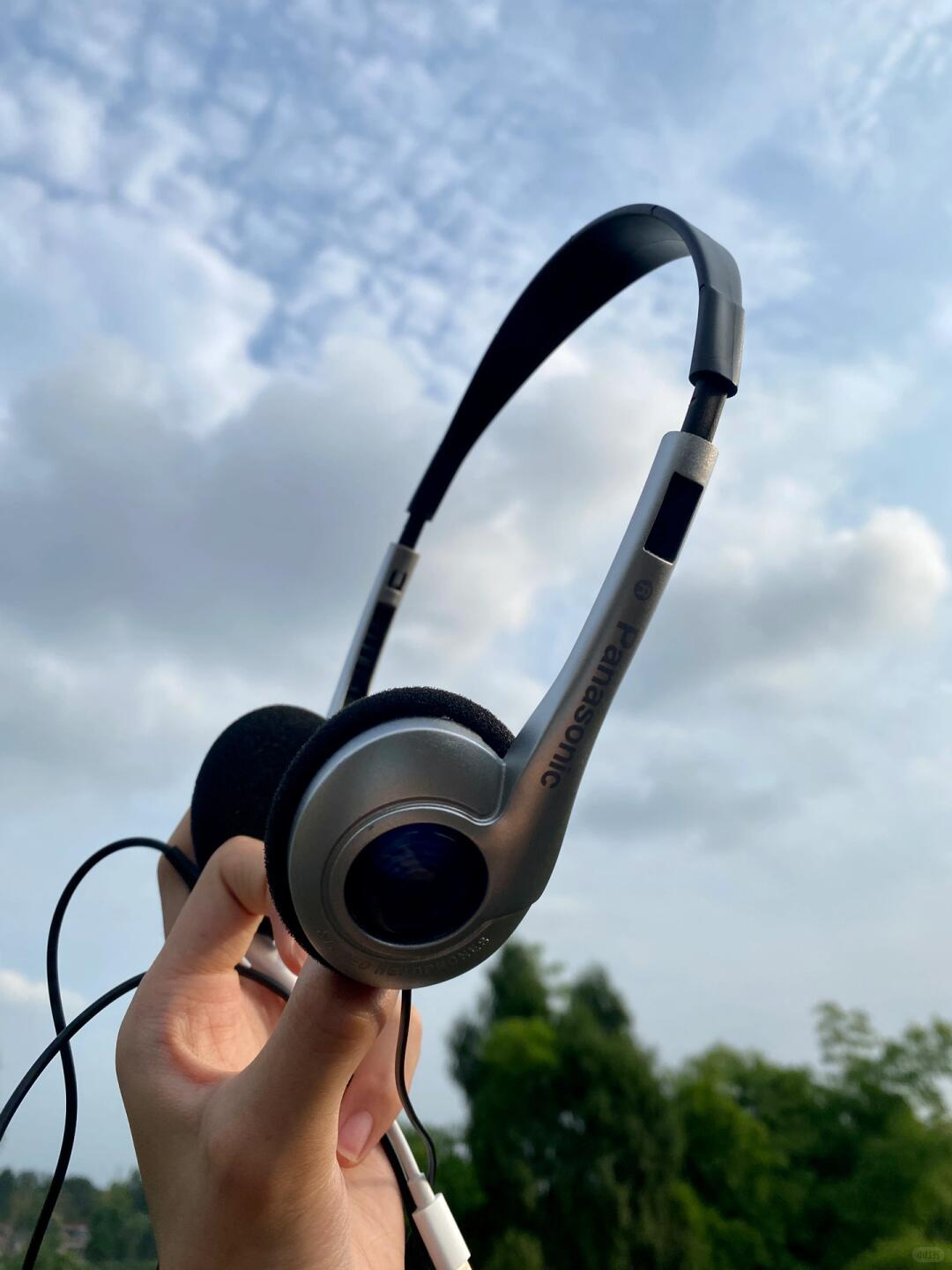 有线耳机穿搭火了有谁还记得，前几年很流行的千禧风复古耳机吗，几块钱的拍照道具，当