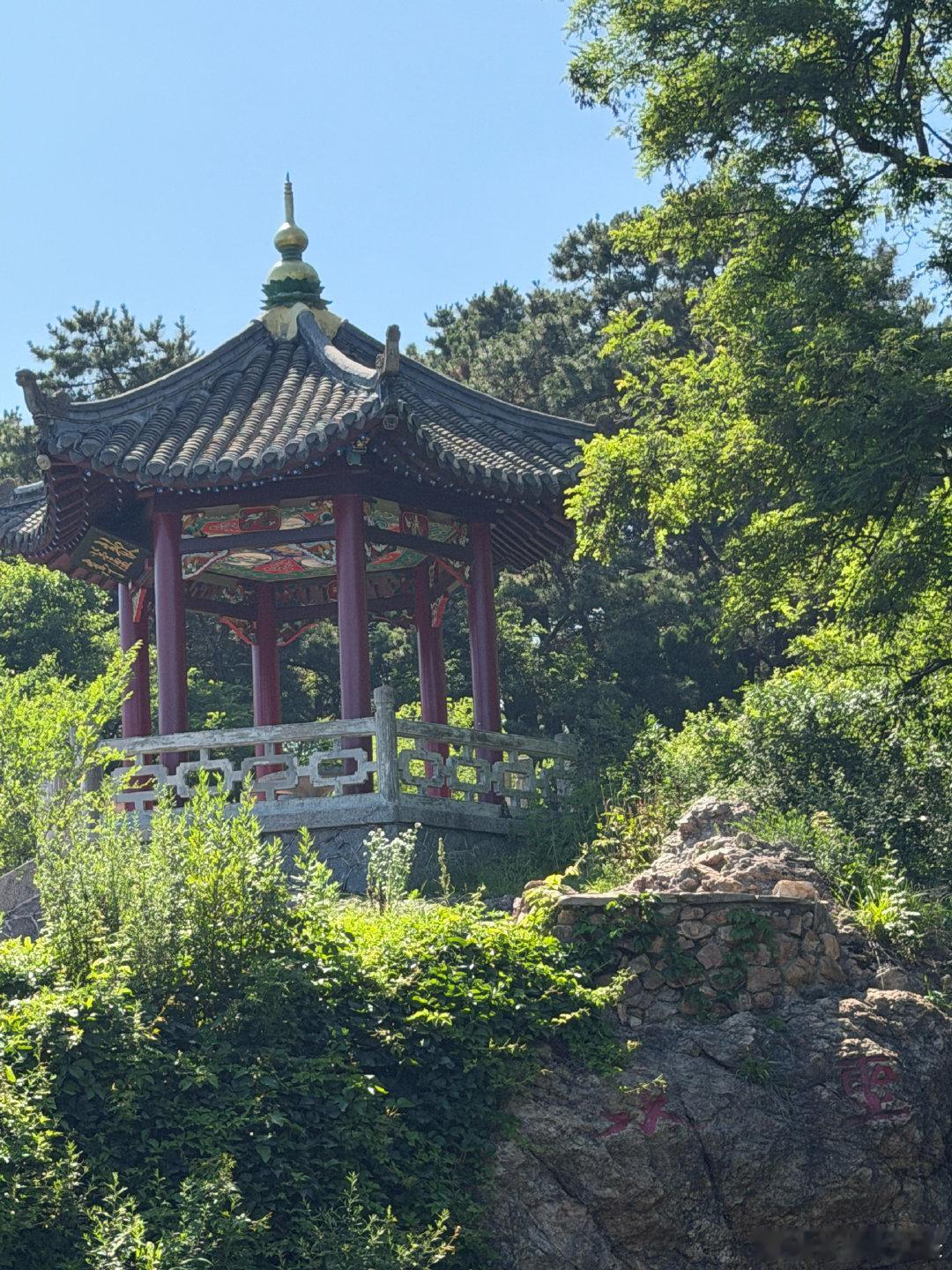 辽宁大孤山的仙气， 不是靠滤镜撑起来的。 山间有清风， 殿宇有古意， 砖雕五福有