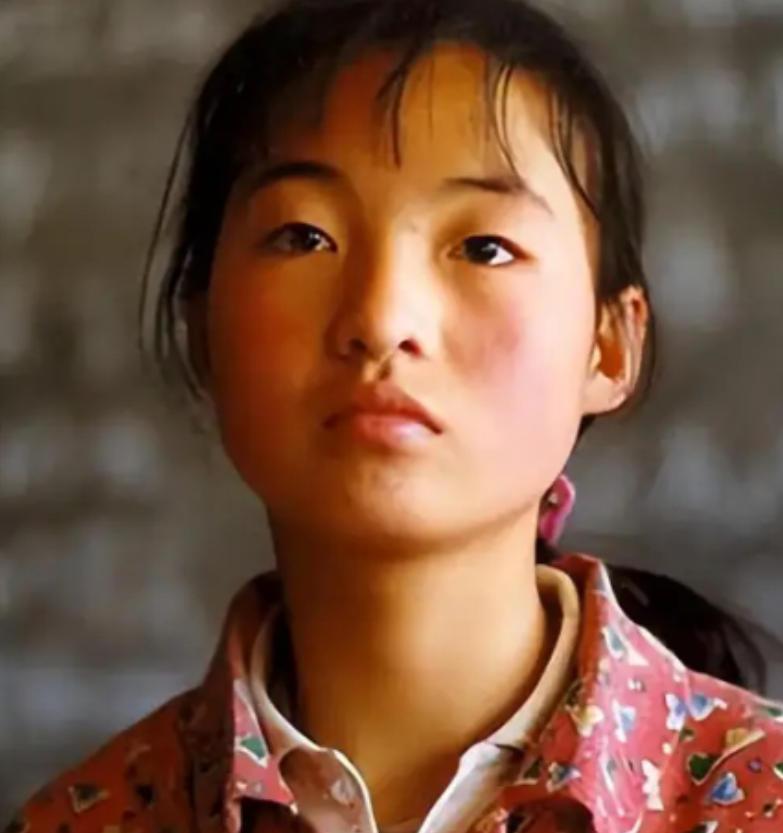 1999年，张艺谋捧红了农村女孩魏敏芝。拍完戏后，魏敏芝想进演艺圈，张艺谋却不同