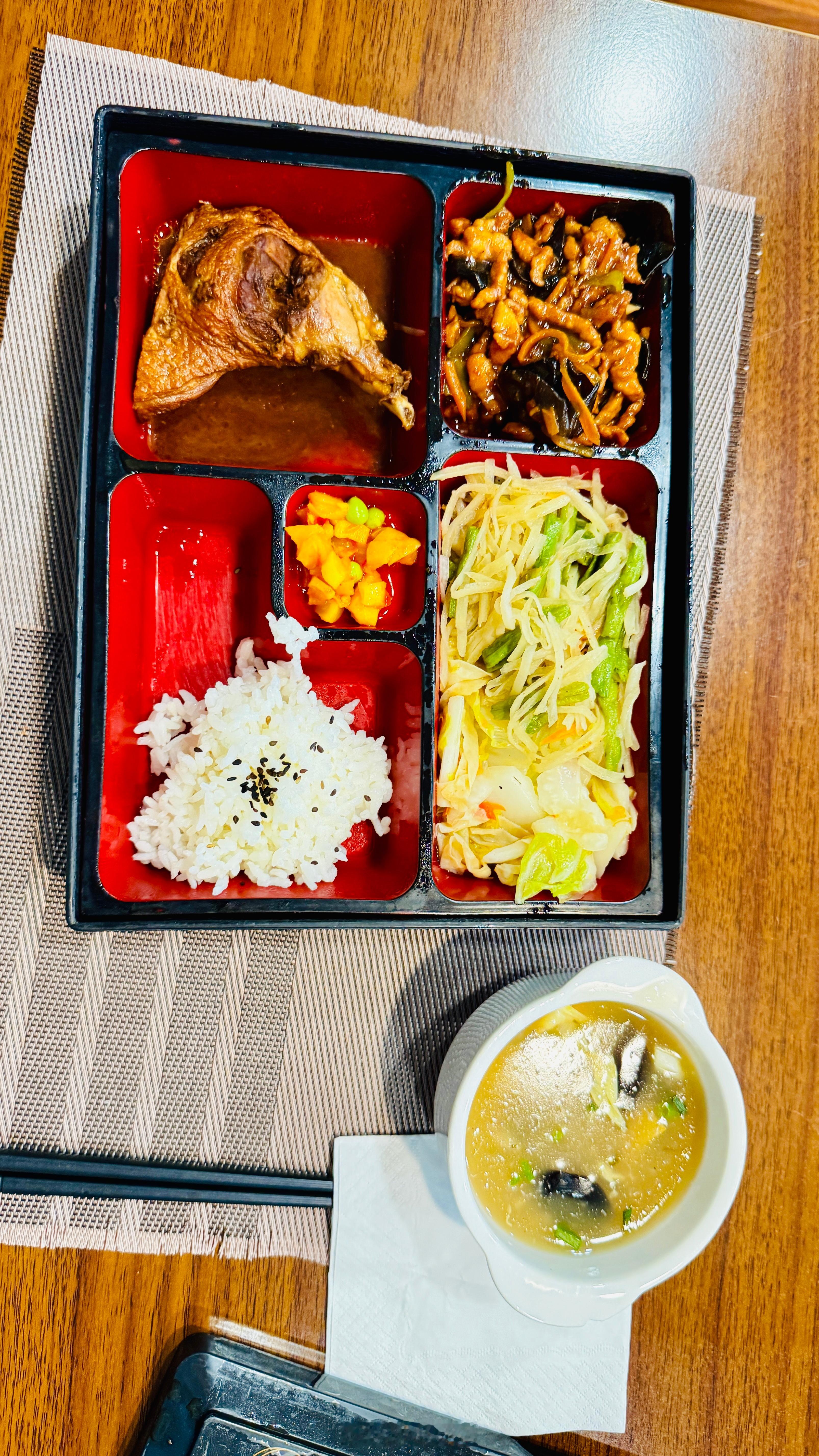 奔驰冠松家免费的午餐🍱…也没吃过其他家，你们觉得怎么样？奔驰克总随感  ​​​