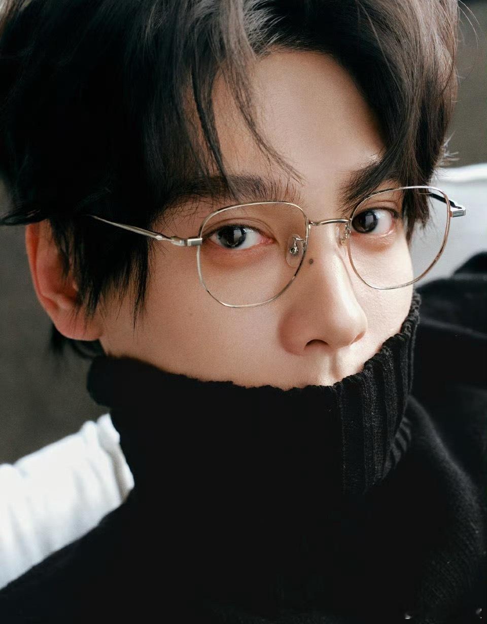 田栩宁腊八节四宫格营业照，黑色高领毛衣银丝眼镜好禁欲的造型，随便一拍就是一组大片