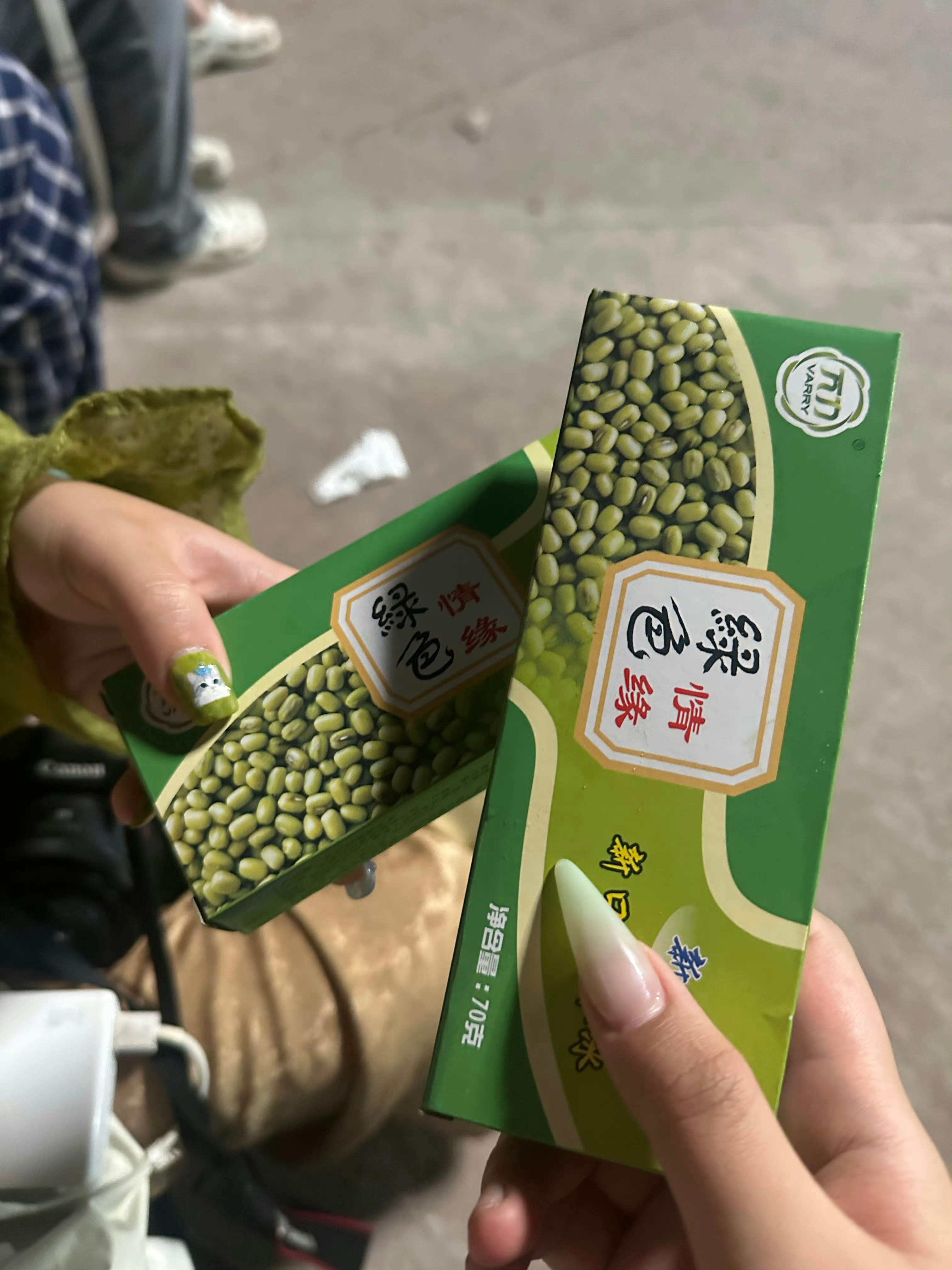 这个小猫哥太好了😭侯明昊请粉丝吃冰棍 ​​​
