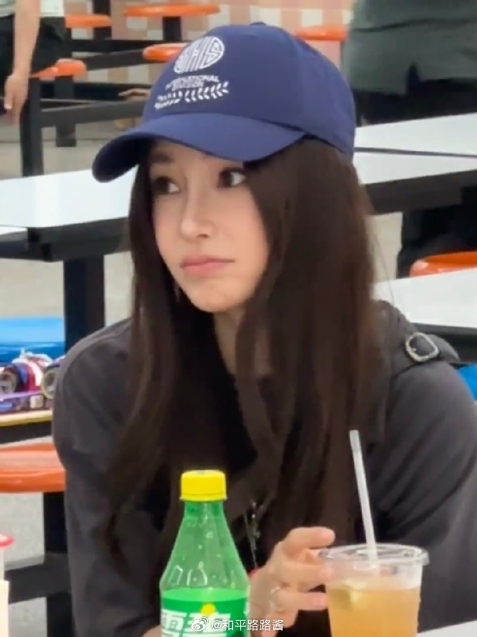 Angelababy参加小海绵学校义卖会 低调现身小海绵的校园义卖会！穿搭简约随