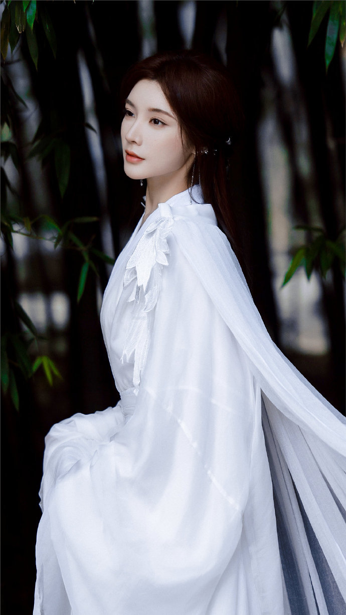 #戴燕妮 古装扮相# 戴燕妮最新古风写真这是什么清冷白月光🍃古装扮相好绝#美学