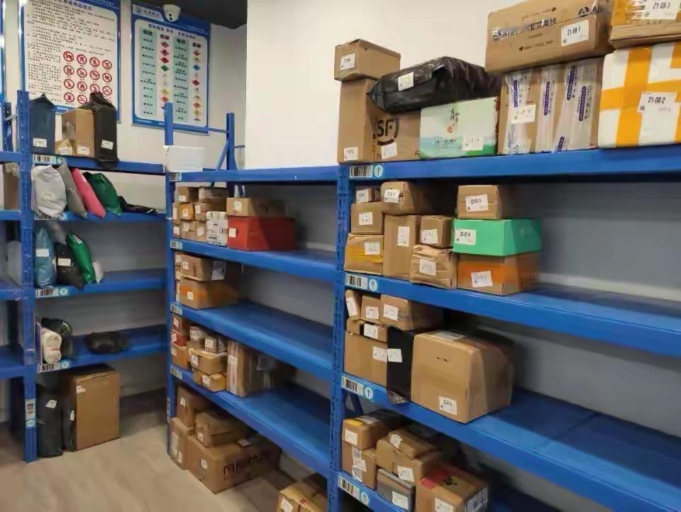 一间门面，几排货架，一把扫码枪，每天的工作就是入库、上架，等客户上门取件，虽然干