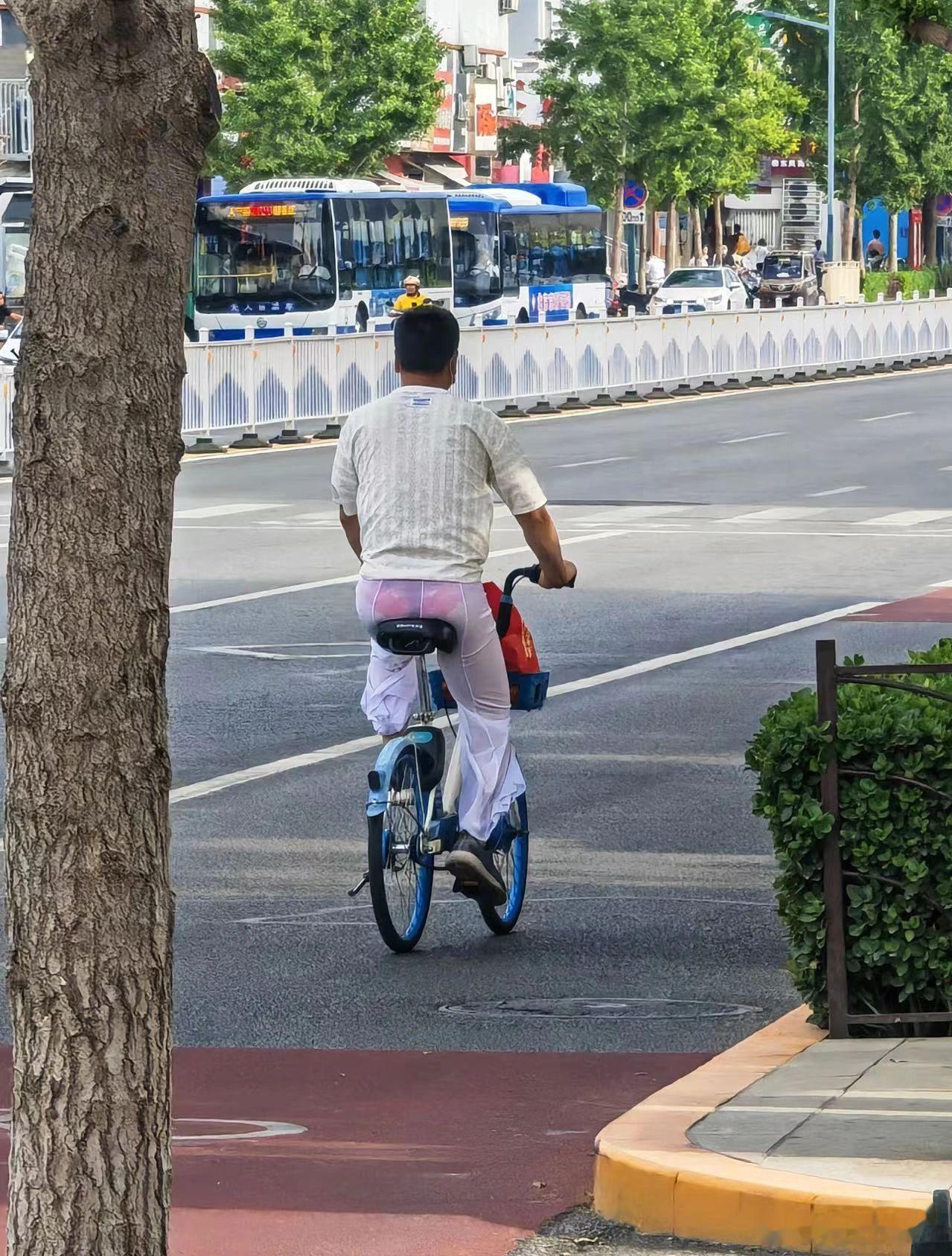 这是穿着凉皮儿出来了… ​​​