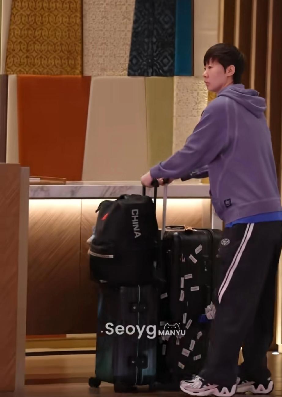 结束澳门世界杯行程，王曼昱今日上午跟随国乒团队一起离开入住酒店，乘车前往珠海。坐