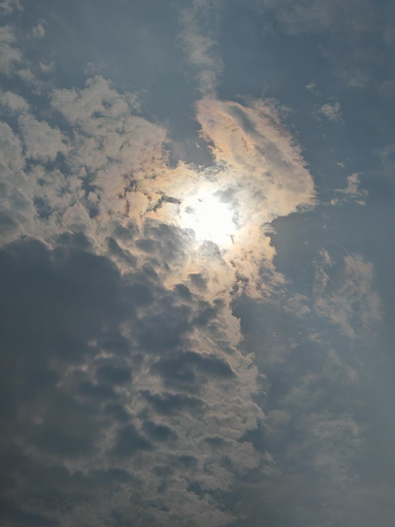 太阳落山了，月亮也回家了。北京通州天空之城打卡夕阳西下