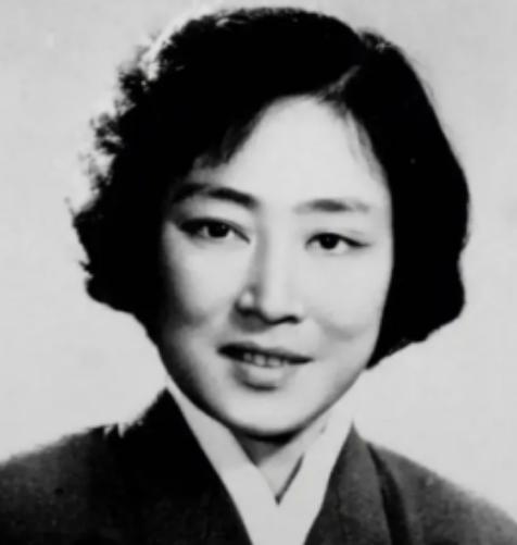 1953年秦腔女演员孟遏云前往朝鲜参加慰问演出，但她有一个怪癖，从不在公共浴室洗