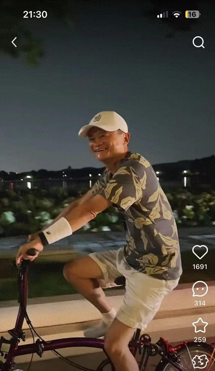 马老师这装备能混进骑行圈吗？

当 1.85 万的 BROMPTON 小折出现在