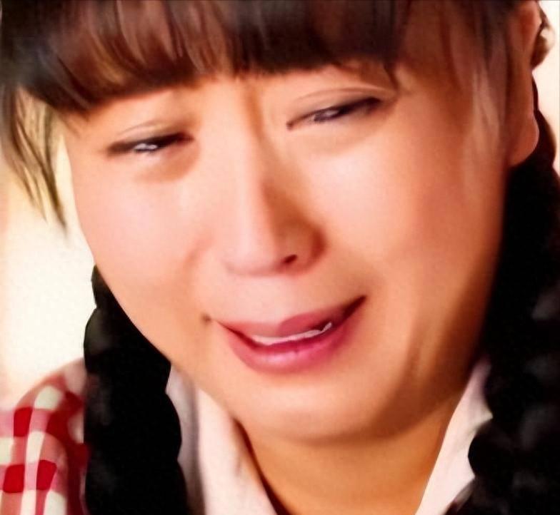 闫学晶同学究竟错哪里了？是什么让她“哭穷”的？
1. 事件起因
 闫学晶在直播中