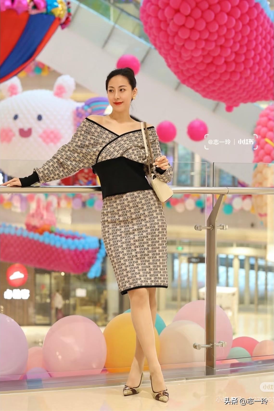 春日暖阳下，时尚都市女孩与璀璨圣诞树相映成趣。