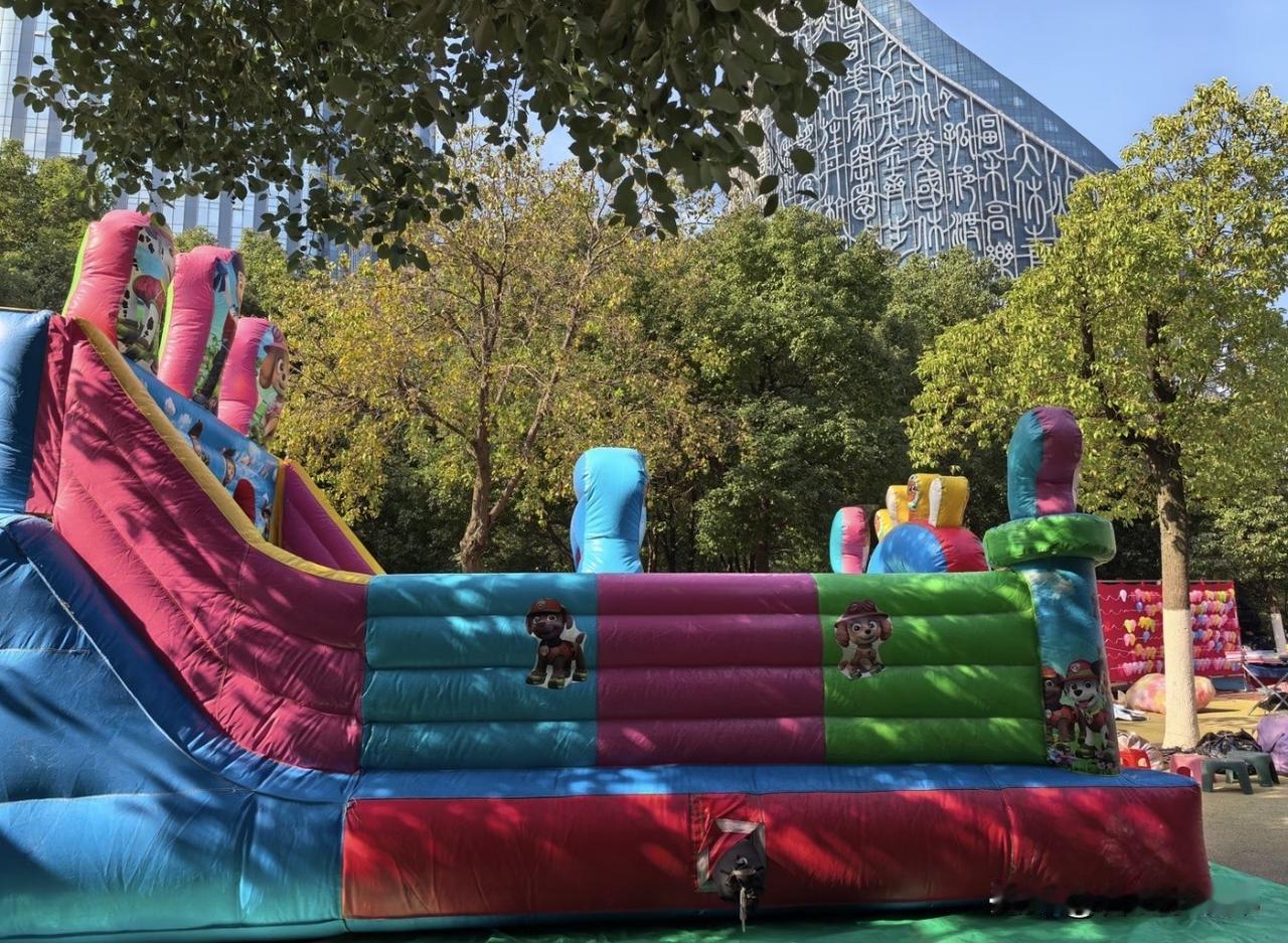 大湖名城的政务区核心C位，居然藏着“烟火江湖”！中轴公园里，充气淘气包让娃撒欢，