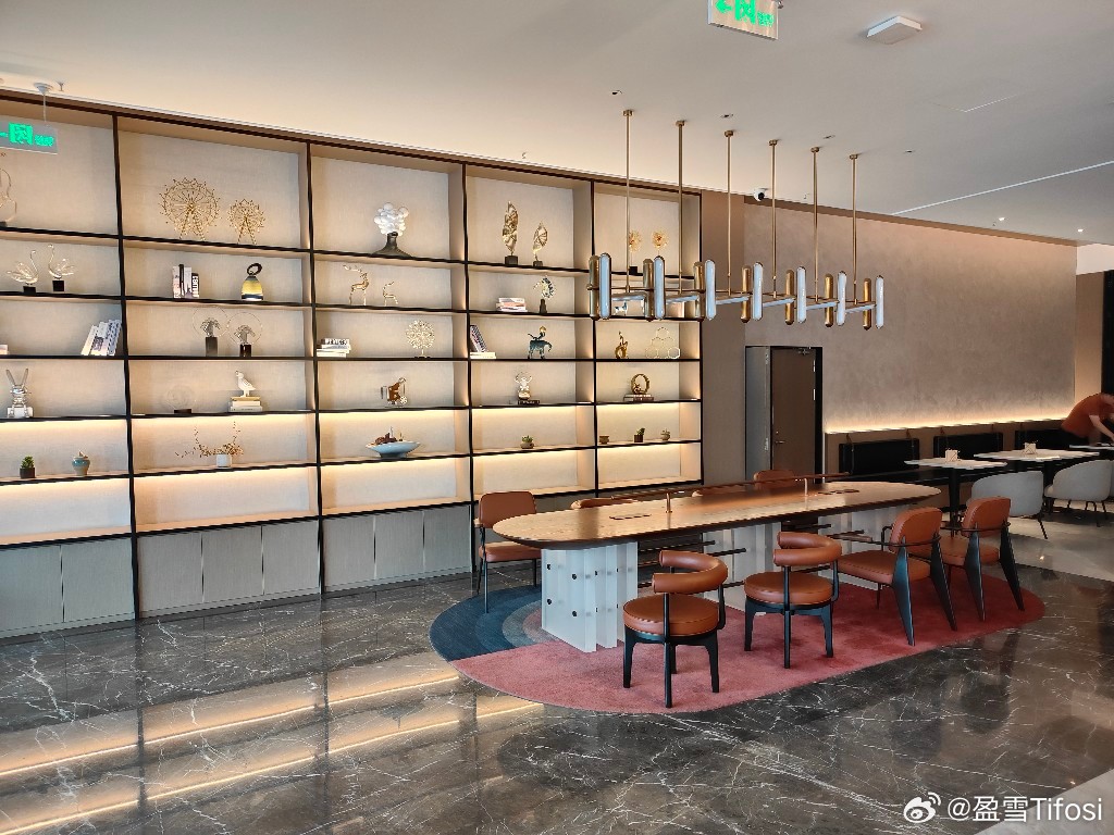 现在万达美华这品牌的酒店也降本增效了吗？客房竟然没有小冰箱，幸好我出门都自带冰箱