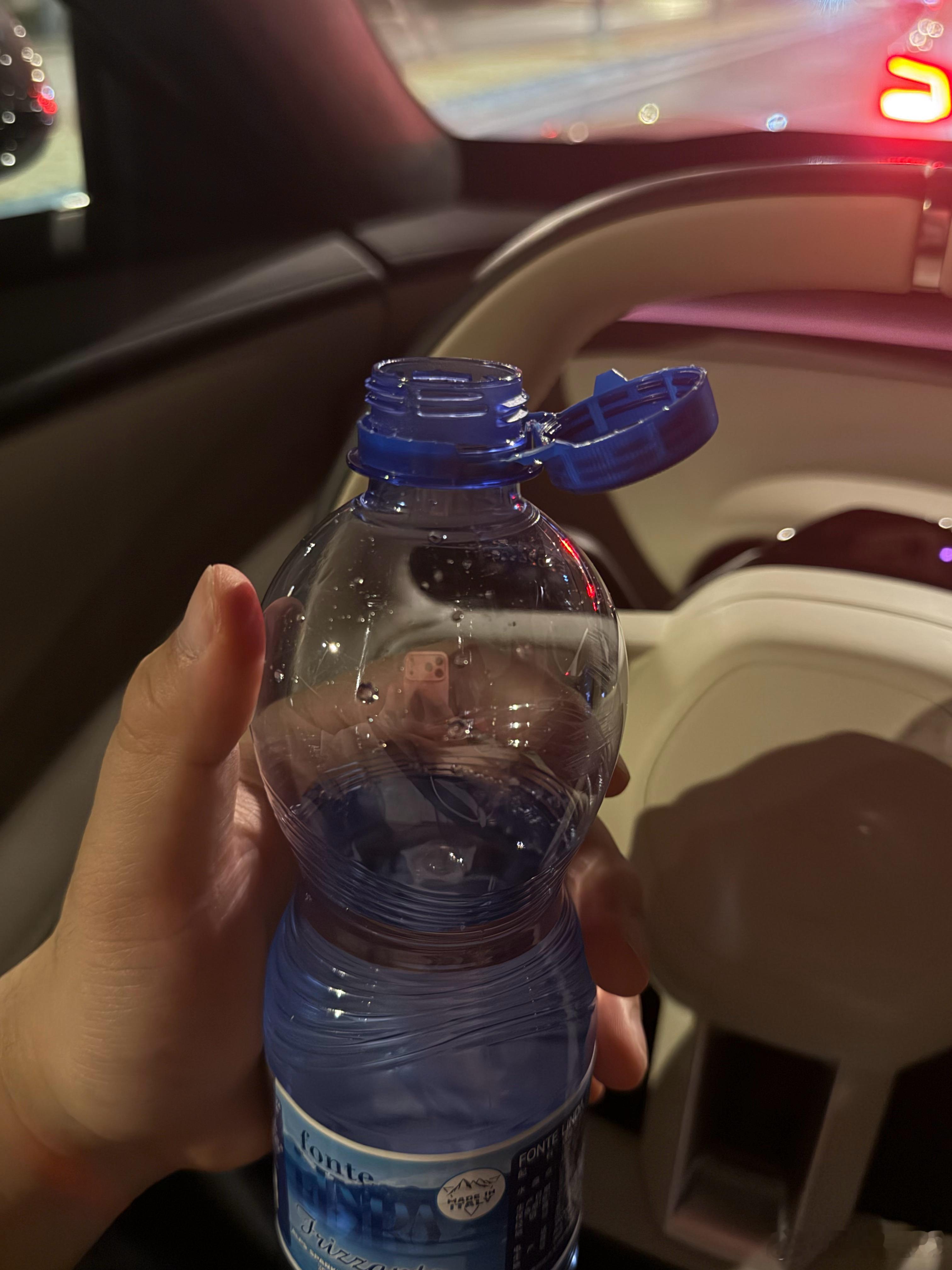 这瓶盖设计，绝对是欧洲本世纪最反人类的创新。一口下去要么卡脸，要么卡鼻子。 