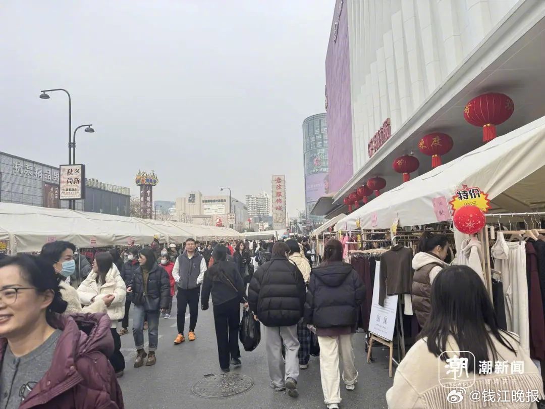 【#杭州扫货大军都去四季青了#】这几天的四季青人人人人人。“90白鸭绒，羽绒服仅