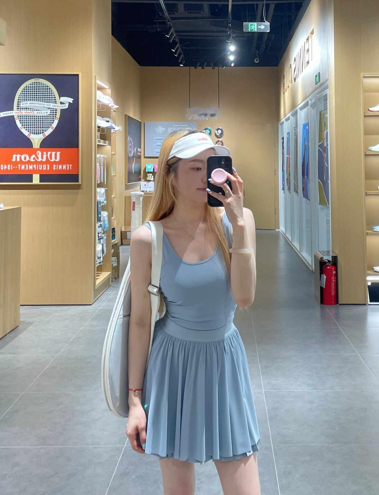 Tennis club 日常｜低饱和运动穿搭
低饱和色系的网球套装，是不费力的时