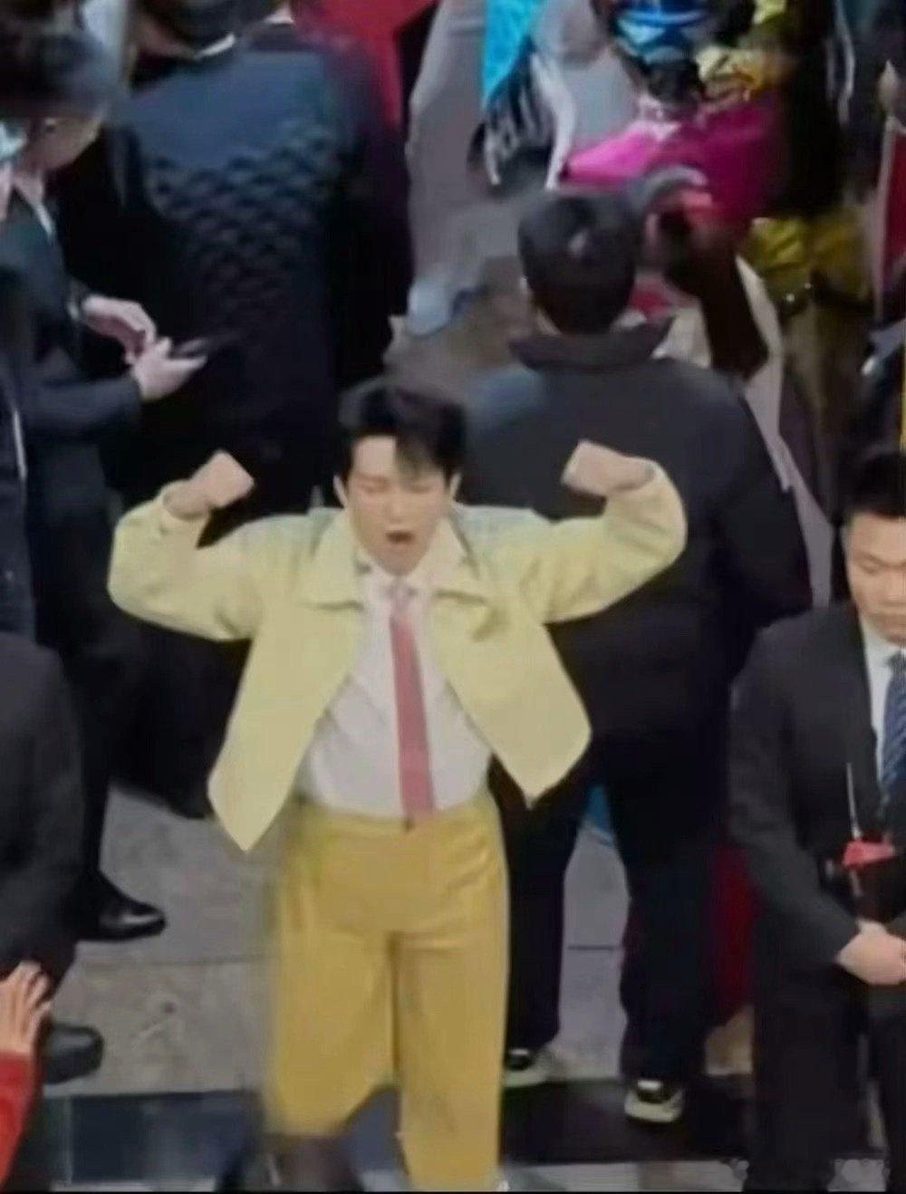 黄子弘凡春晚e人二登春晚的黄子弘凡太松弛了！《快乐小马》舞台上活力全开，下台秒切