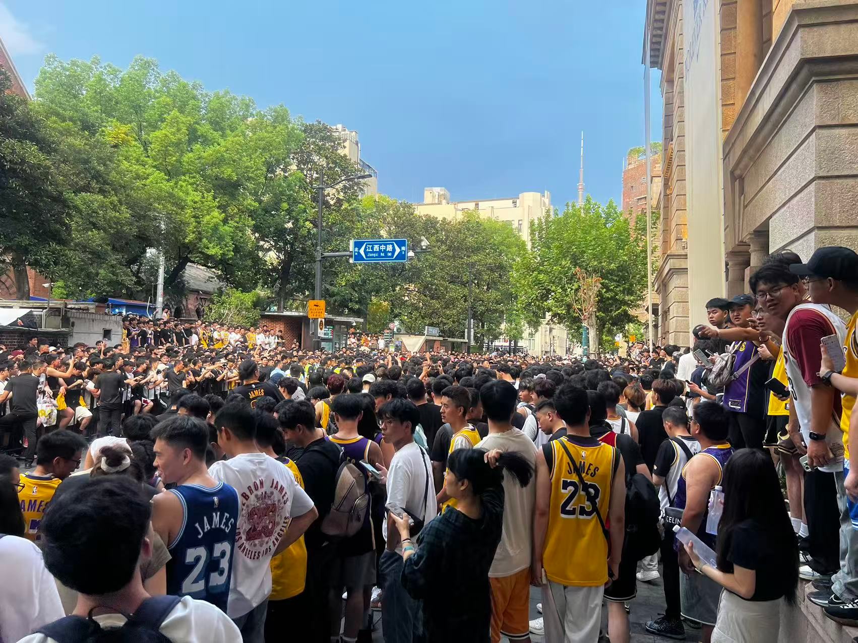 詹姆斯预计17:45-18点左右抵达现场。 ​​​