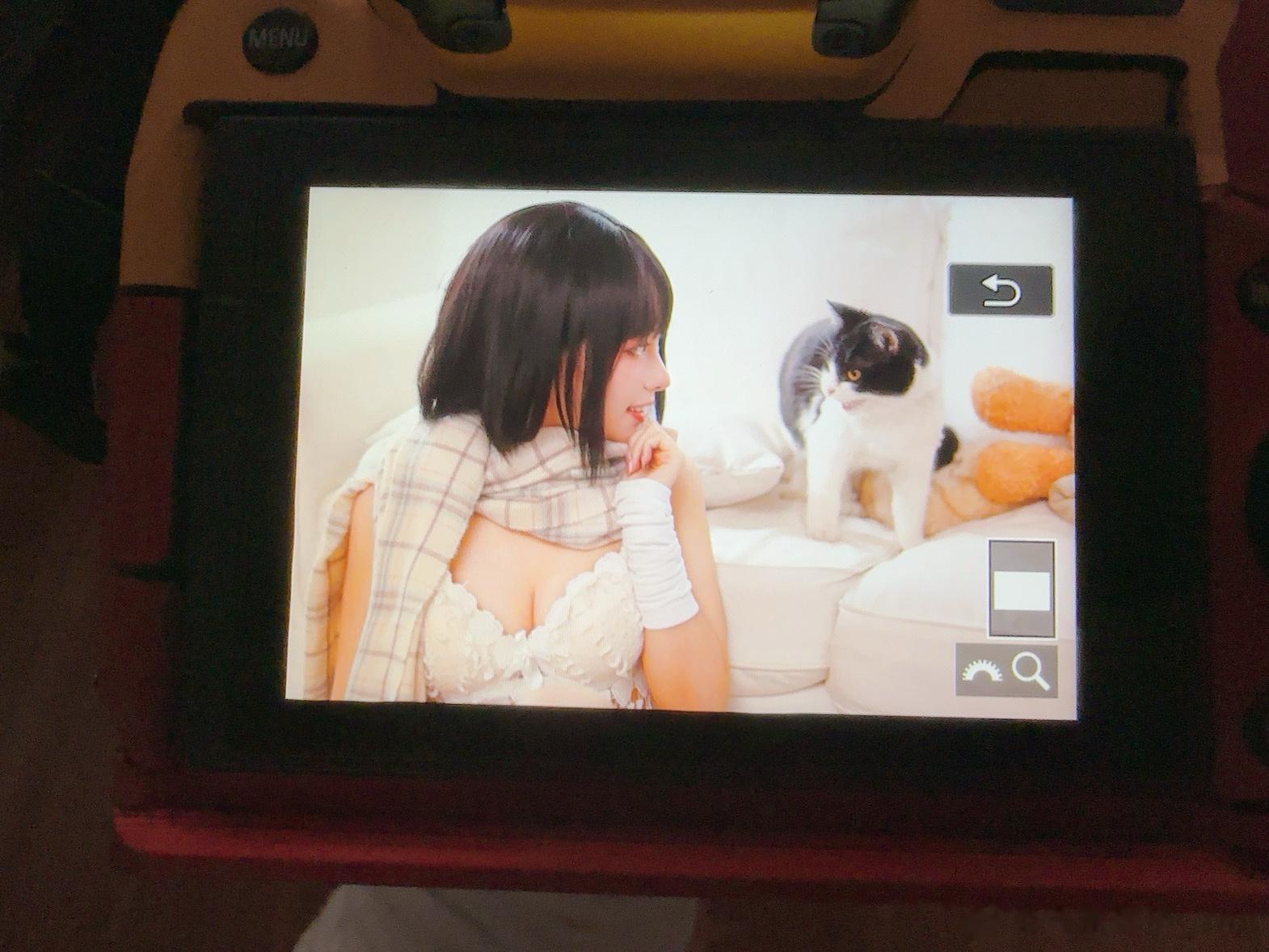 #外星嫣子Yan[超话]#拍女仆的时候小家伙看了我半天，然后下一套就来跟我聊天了