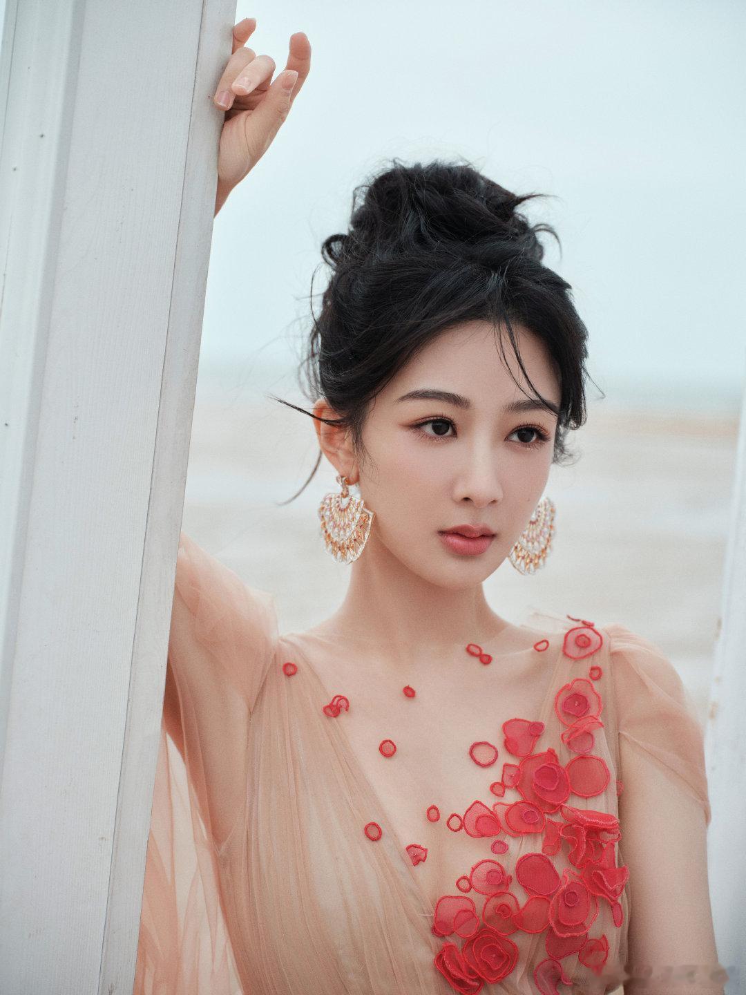 最懂豪华的万宝宝，为何选了第二代腾势D9？当阿斯顿马丁、劳斯莱斯的座上宾，转身成