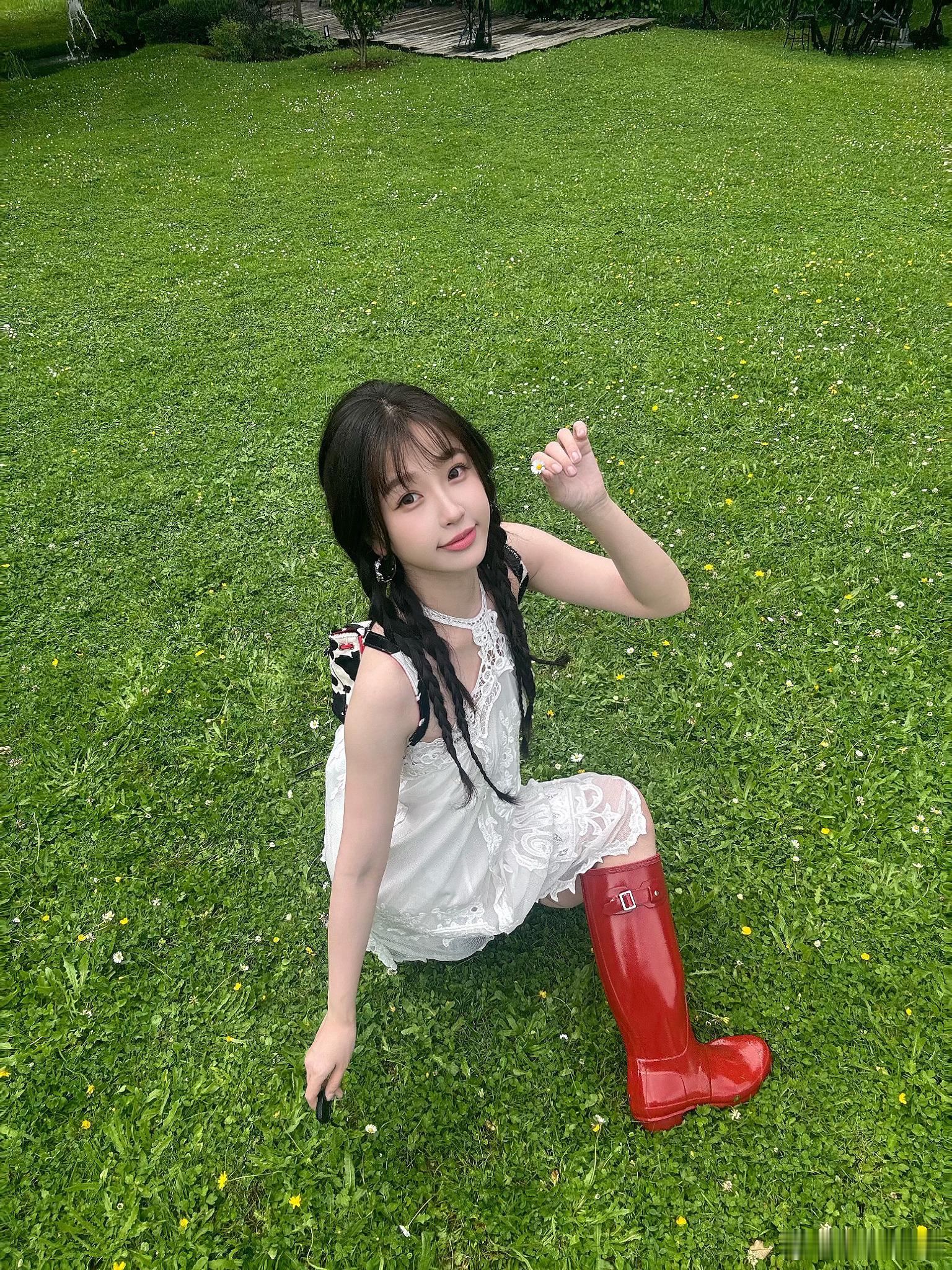 #虞书欣露肩长裙##虞书欣财阀大小姐既视感# 虞书欣的美让人目不暇接！她的漂亮容