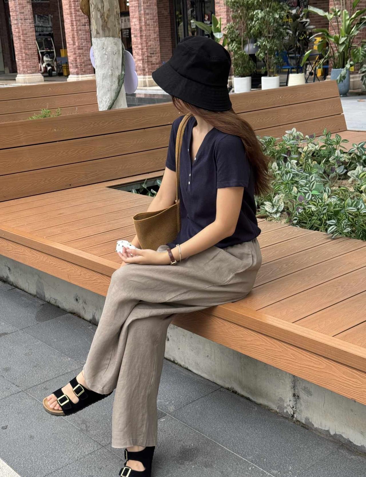 超舒服的松弛感穿搭～ootd
这种自带呼吸感的穿搭真的太舒服了✨
棉麻V领T恤—