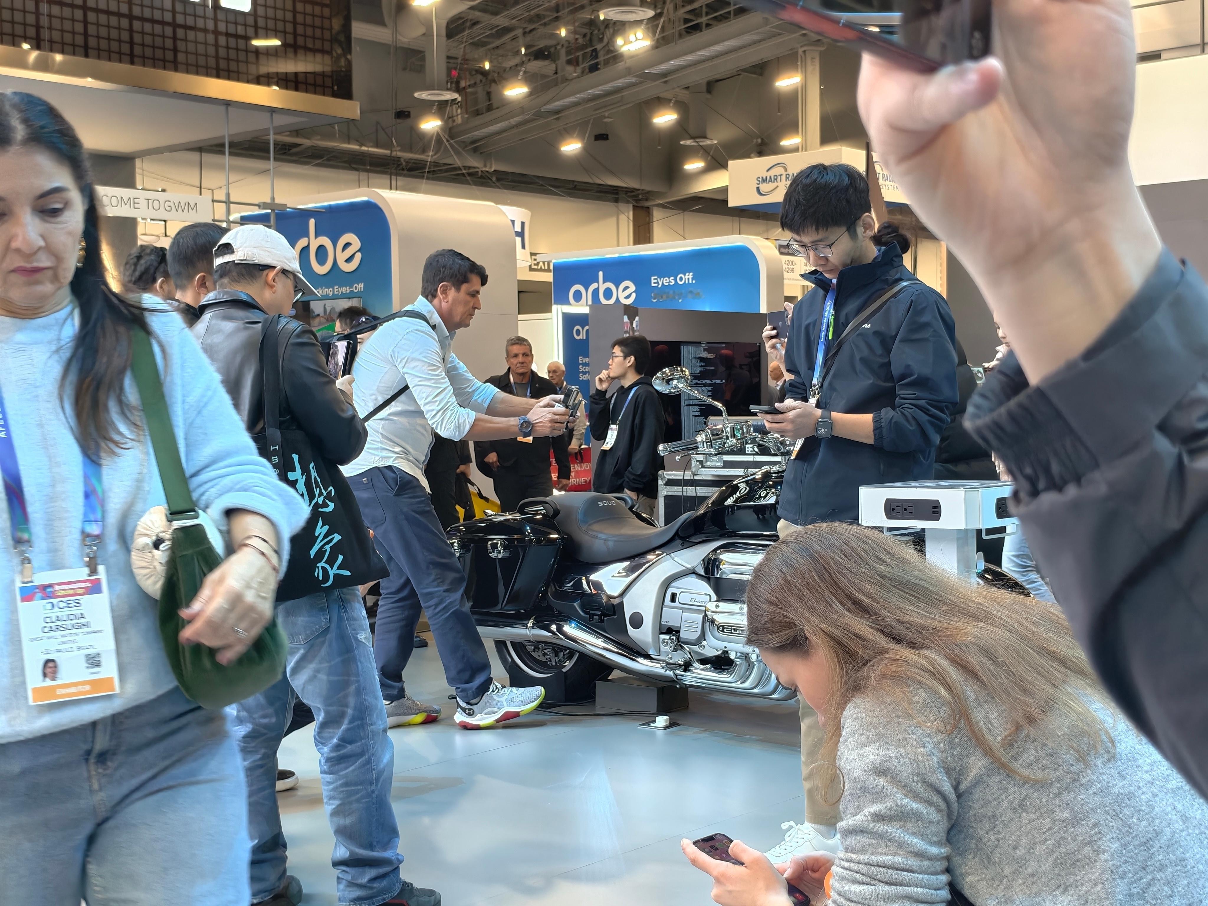 沉浸在长城灵魂 S2000 CL 大摩托拍摄中的老外，这是真有兴趣。 