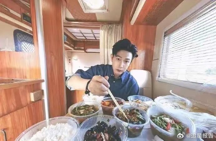 陆毅和鲍蕾的一顿简单外卖竟吃出别样高度。瞧，吃饭地点竟是在一辆房车中，而且两人竟