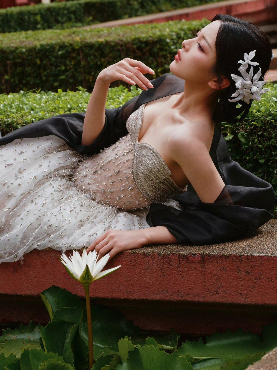 杨超越亚洲电影节红毯杨超越金枝玉叶高定 这也瘦太多了吧！ ​​​
