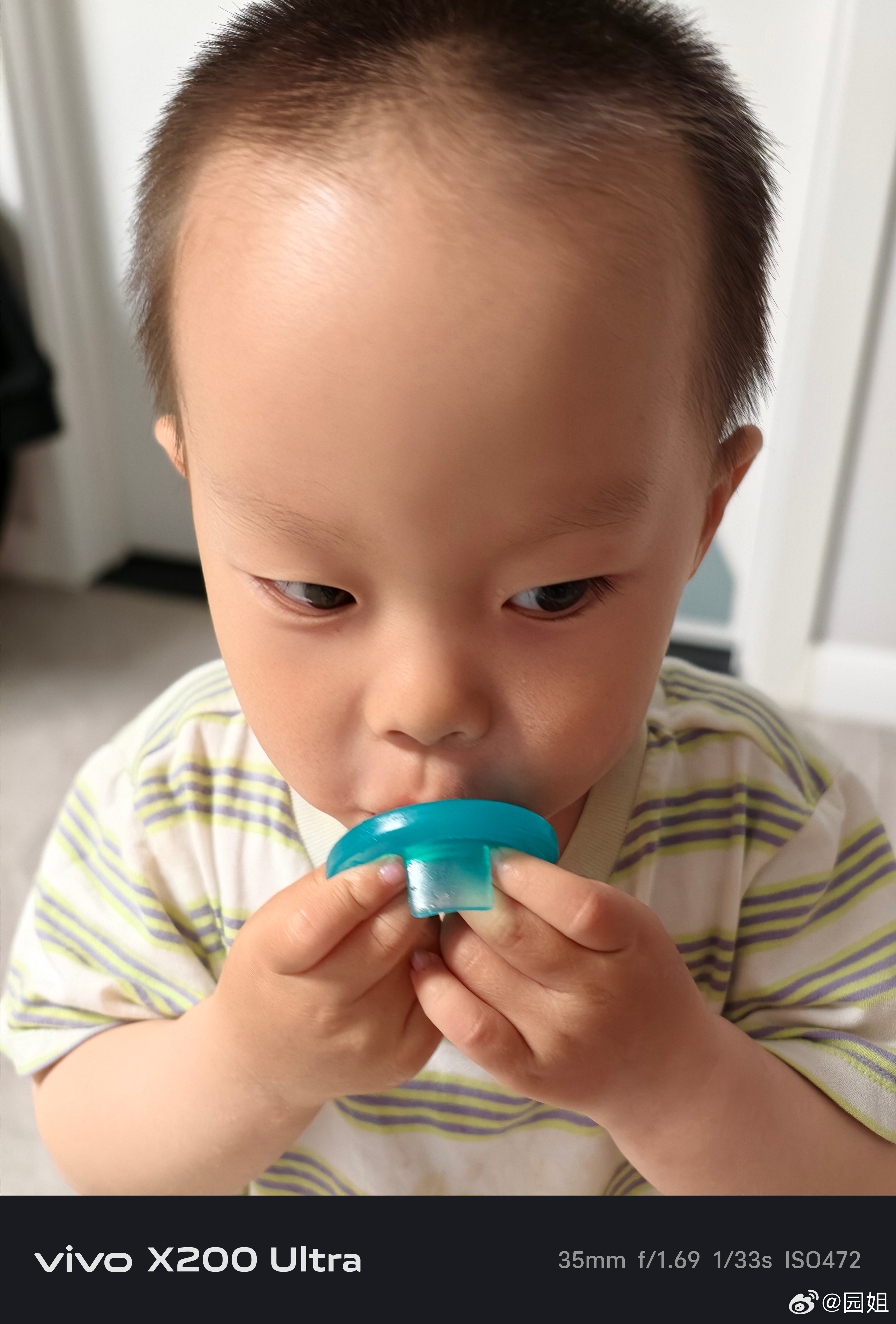 那个曾经没有安抚奶嘴就睡不着觉的小孩子，终于长大了，今天给拿出来居然不会玩了[6
