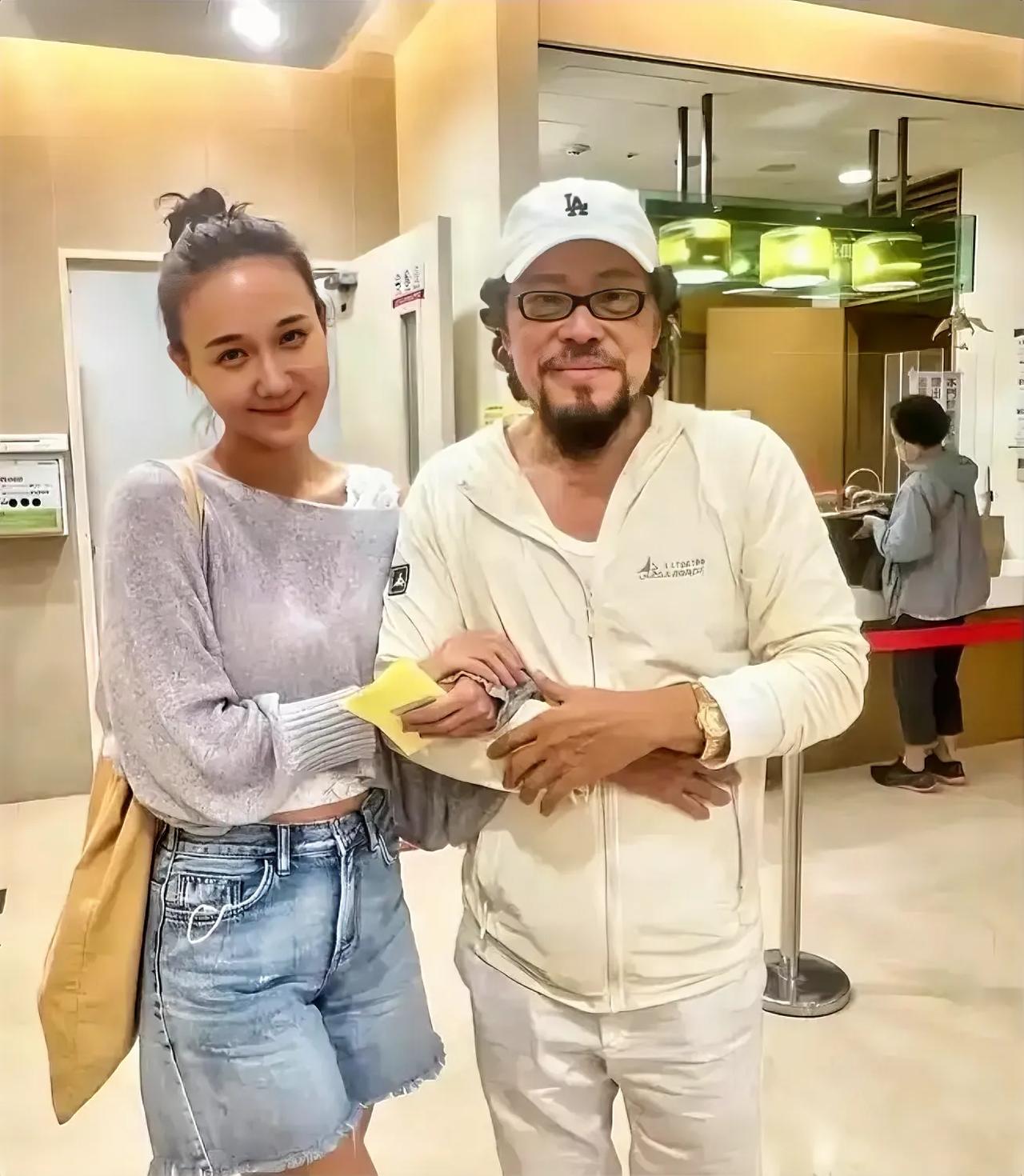 谁认识右边这位大哥？他可是台湾鼎鼎有名的综艺大咖，他的弟弟在台湾乃至大陆歌唱界也